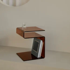 Table d’Appoint S-Curve Ambre – La Fluidité Translucide